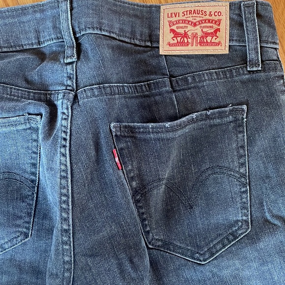 Grey levis skinny jeans. Size 27. Distressed hem. - Picture 4 of 5